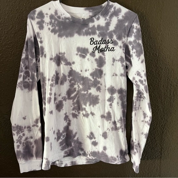 Gray & White Tie Dye ‘Badass Motha’ Long Sleeve Tee by Her Little Wolves, Small - Picture 1 of 5